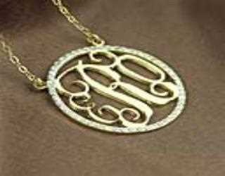 A simple sleek gold chain can be your companion for the day