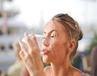 does drinking water really helps your skin?
