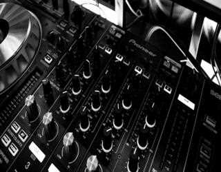 DJ Speakers Rental Los Angeles- Which DJ Speaker Is Best For Small Gigs?