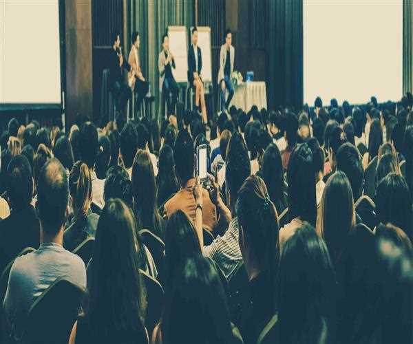 4 Ways To Get Noticed By Executive Search Specialists