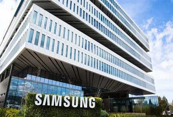 Samsung transfers a few US patents to Huawei as part of a cross-licensing agreement.