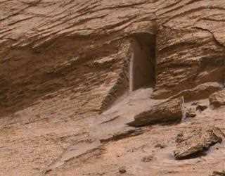 No mysterious entryway was discovered by NASA on Mars.