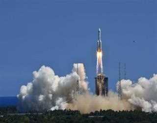 Chinese Rocket Falls to Earth, Stopping Air Traffic in One Country
