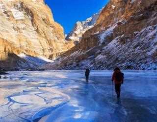Chadar Trek Guide: A frozen Zanskar River in Ladakh