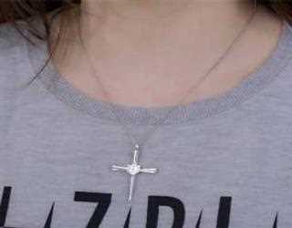 These  kinds of jewelry women are best not to wear