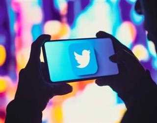 Twitter encourages users to share tweets rather than copy links from screenshots.