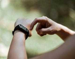 Smartwatches with skin-like electronics and AI could aid in the early detection of health issues.
