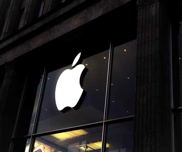 Apple improves iCloud.com with browser notifications, a slideshow Photos view, and other features.